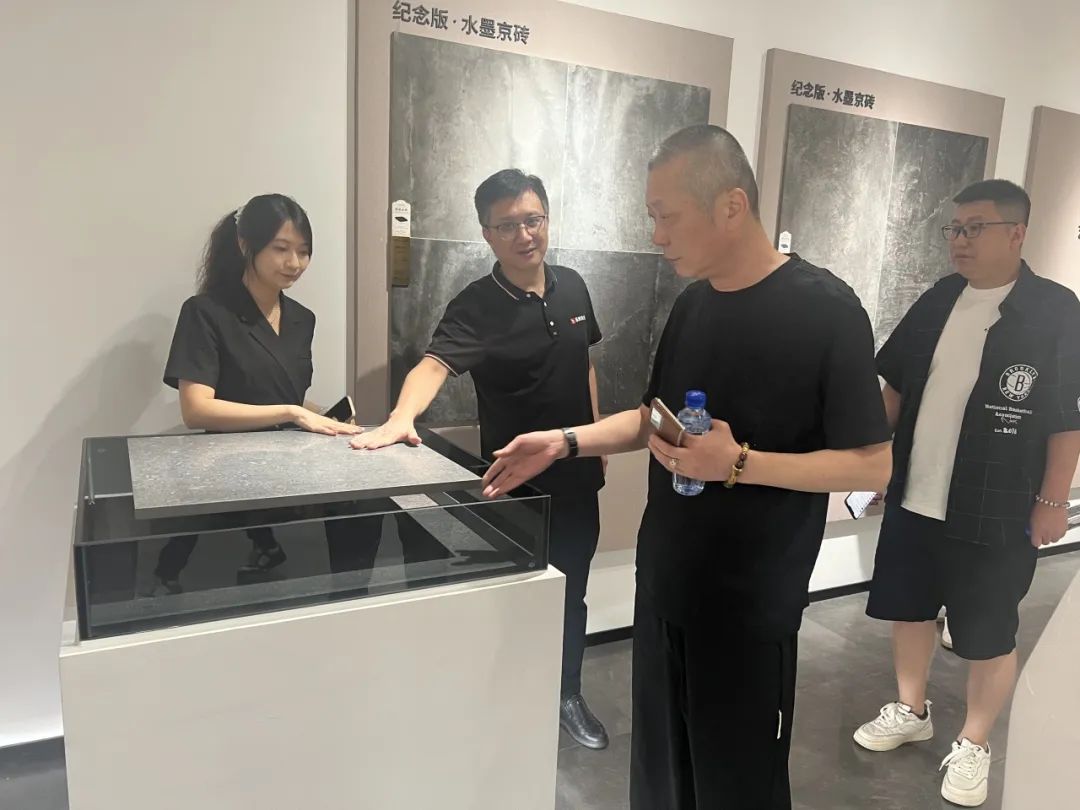 共话家居发展新趋势｜湖南千思装饰集团张董一行莅临觊发k8旗舰厅总部参观交流(图2)
