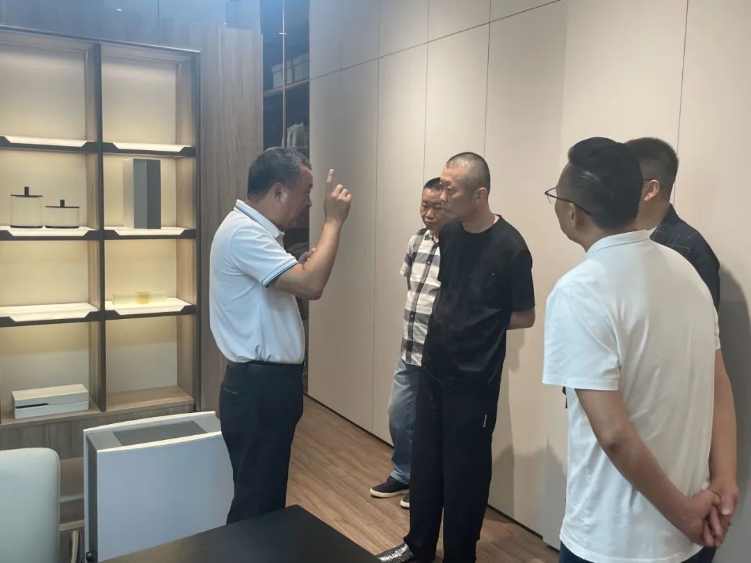 共话家居发展新趋势｜湖南千思装饰集团张董一行莅临觊发k8旗舰厅总部参观交流(图3)
