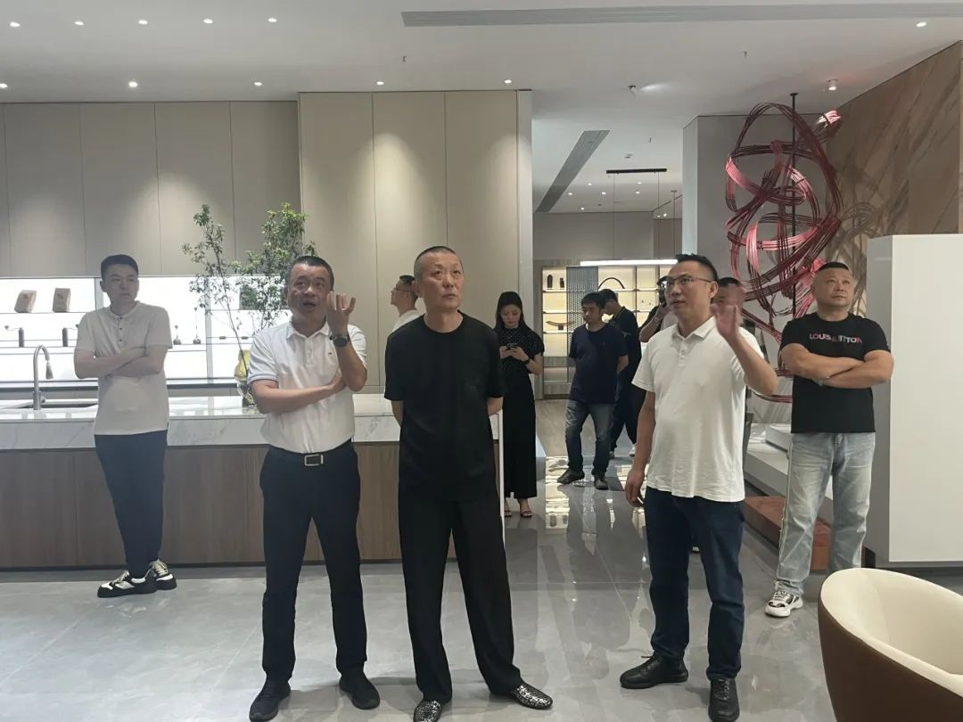 共话家居发展新趋势｜湖南千思装饰集团张董一行莅临觊发k8旗舰厅总部参观交流(图4)