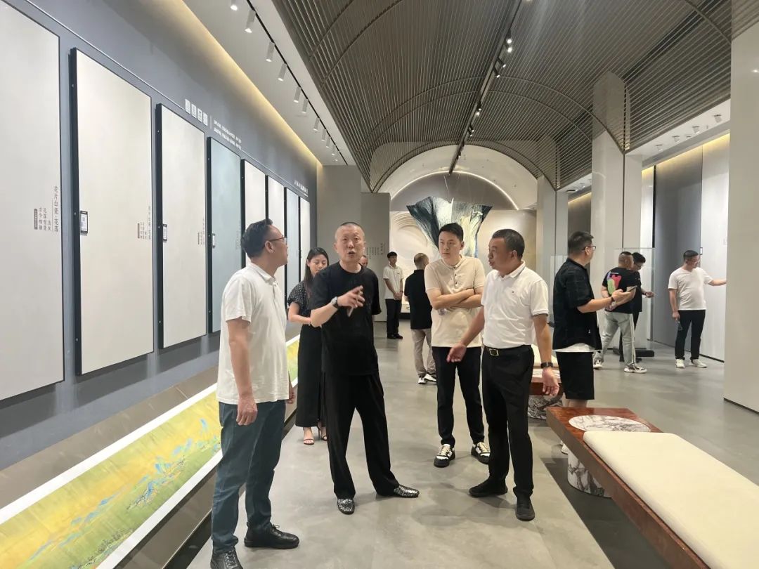 共话家居发展新趋势｜湖南千思装饰集团张董一行莅临觊发k8旗舰厅总部参观交流(图7)
