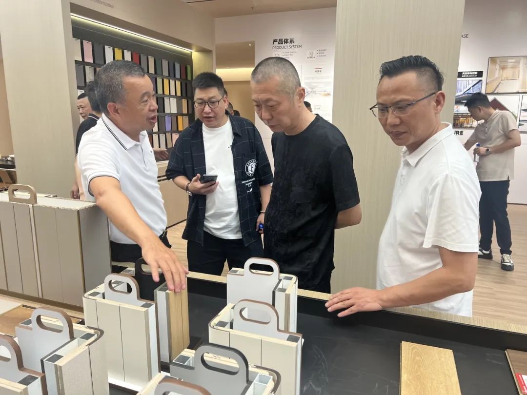共话家居发展新趋势｜湖南千思装饰集团张董一行莅临觊发k8旗舰厅总部参观交流(图5)